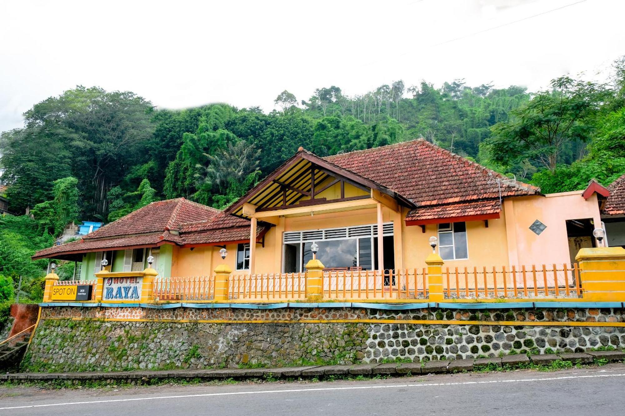 Oyo Life 2638 Hotel Raya Sarangan Eksteriør billede